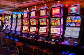 Bandar Poker card table on ug212 login platform with live dealer and player positions